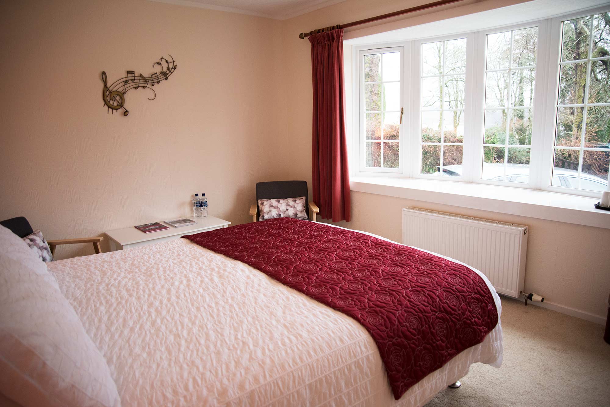 Double room with spacious windows